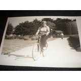 Foto No Postal Antigua Mujer En Bici Mar Del Plata 1952