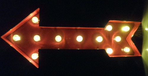 Flecha De Chapa Esmaltada Iluminada Led Tipo Vintage 34 Cm 