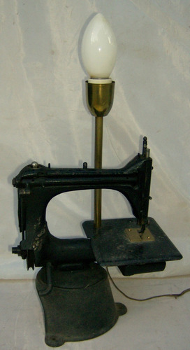 Lampara De Mesa Hecha Con Maquina Singer Del Siglo 19.