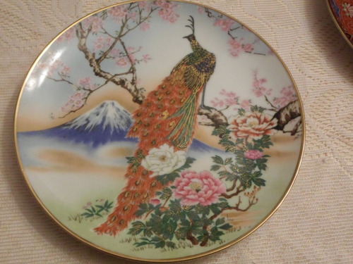 074- Plato Porcelana Tsuji Oro Pavo Real 24 Cm