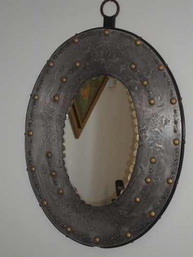 Antiguo Espejo Con Marco De Metal Repujado Y Bronce 68x54 Cm