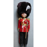 Muñeca Con Traje Típico Guardia Real Britanica 22 Cms