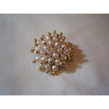 Broche En Metal Dorado Con Perlas Blancas