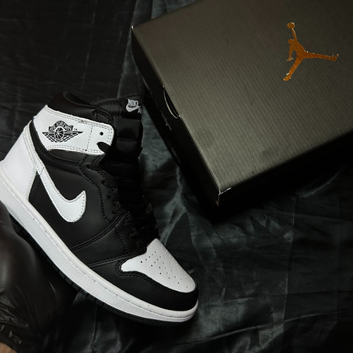 Nike Air Jordan 1 Black And White 26