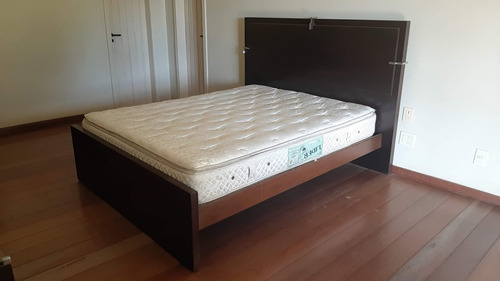 Cama De Casal Em Madeira, Detalhes De Metal Na Cabeceira