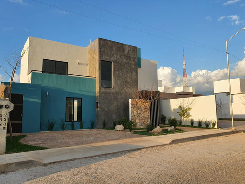 Casa De Autor En Privada Al Norte De Mérida