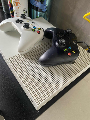 Xbox One S 500gb + 2 Controles (branco Com Bateria E Cabo)