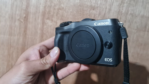 Canon M6 Mirrorless