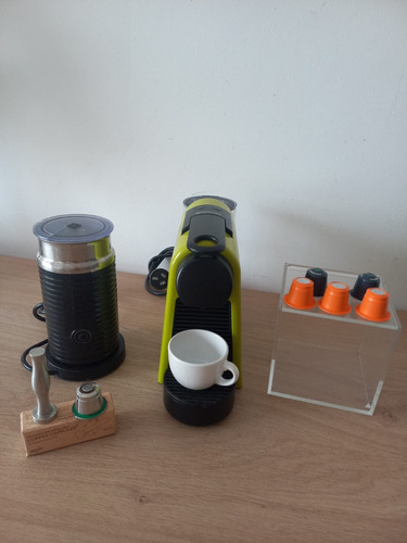 Cafetera Nespresso Essenza Mini  + Aeroccino 19bar + Accesor