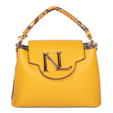 Bolsa Shoulder Nicole Lee  Con Emblema Nl Ss22 Color Mustard