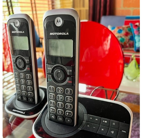 Set De 2 Teléfonos Fijos/contestadora Marca Motorola