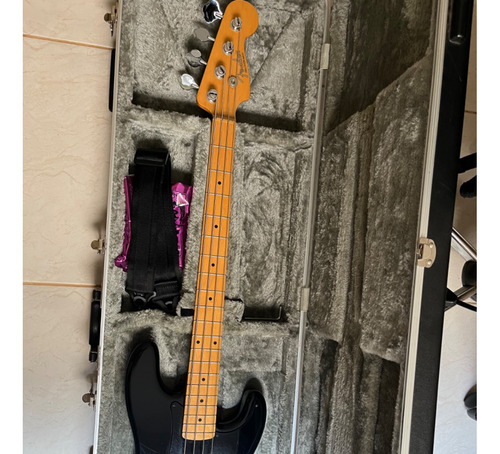 Baixo Fender Precision Roger Waters Artist Series Signature