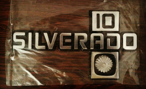 Emblema Silverado 10 De Metal Pulido Foto 2