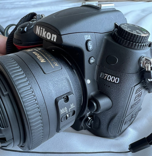 Nikon D7000 + Lente 35mm + Lente 18-105mm + Flash + Filtros