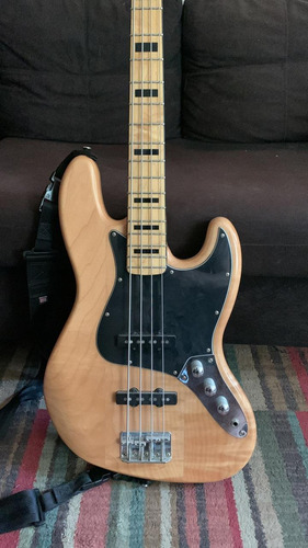 Squier Jazz Bass Classic Vibe 70s - Como Nuevo