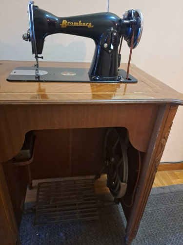 Máquina De Coser Bromberg A Pedal Con Mueble