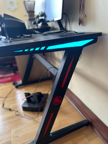 Escritorio Gamer Rgb Con Led. 1.mt * 75 Cm Alto. Seminuevo