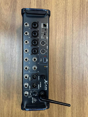 Mesa De Som Digital Behringer Xr12 (muito Nova)