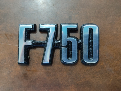 Emblema F750 Camion Hierro Metal Sin Adhesivo Foto 4