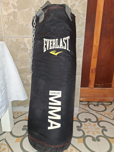 Bolsa De Boxeo Con Cadenas Y Relleno. Marca: Everlast. 70 Lb