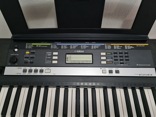 Teclado Musical Yamaha Psr-243 Como Nuevo En Caja Con Atril