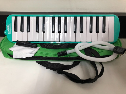 Melodica Escolar De 32 Teclas Romms Con Funda Y Accesorios