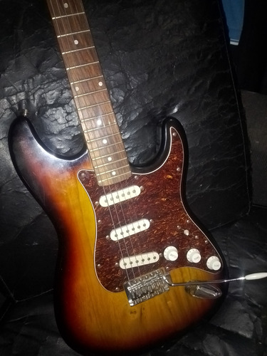 Guitarra Eléctrica Fender De Luthier  Y Cabezal 4 Canales