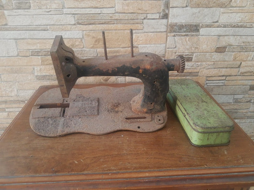 Máquina De Costura Antiga Para Decoração 