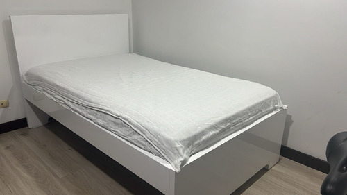 Cama Sencilla Colchón + Cama + Nochero Usado Blanco