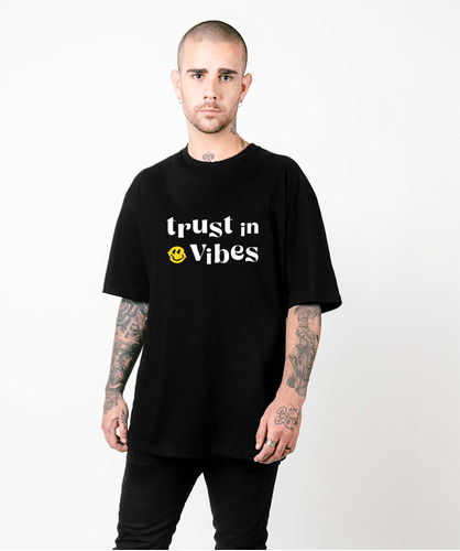 Remera Oversize Estampada Tom Rave Trust Hombre