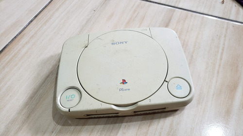 Playstation 1 Psone Só O Aparelho. Botão Power Meio Ruim E Não Leu Os Jogos. Tá Com Defeito.  661. B33