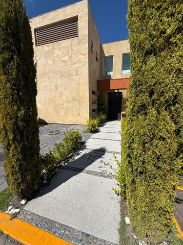 Casa Venta Residencial Una Calle Atrás Paralela A Ave. Tecnológico, A 3 Min De Ave Las Torres Y La Estación Del Tren El Insurgente Estación Metepec. - Imagen 4