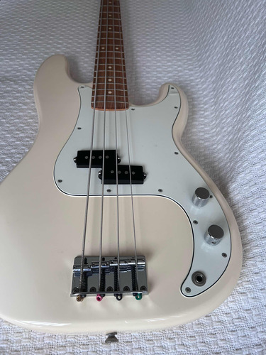 Baixo Fender Standard Precision Bass