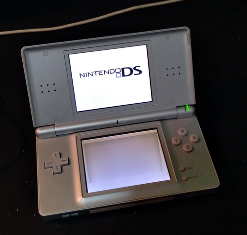 Nintendo Ds Lite Color Silver Con Cargador , R4 Y Juego