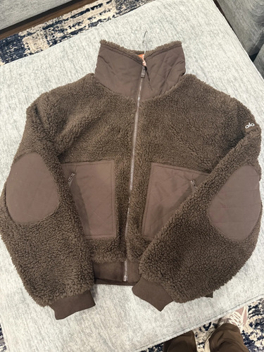 Chamarra Alo Yoga Sherpa Edge Bomber Mujer