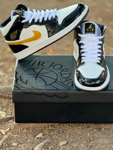 Jordan Retro 1 Negro/dorado (26mx)