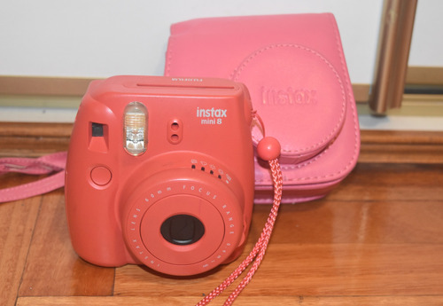 Cámara Instantánea Fujifilm Instax Mini 8 Raspberry + Funda