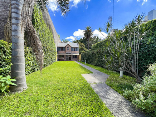 Casa De 3 Dormitorios Con Gran Jardín Y Quincho En Barrio Martin - Imagen 2