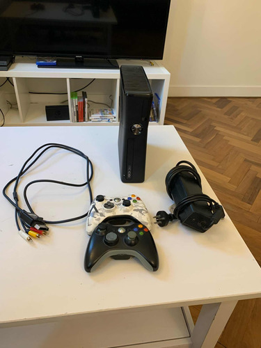 Xbox 360 Usada Con 2 Controles, En Buena Condición