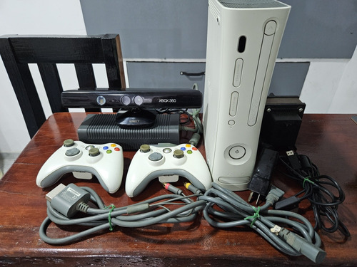 Xbox 360 + 2 Controles Originales + Kinect + 64 Juegos