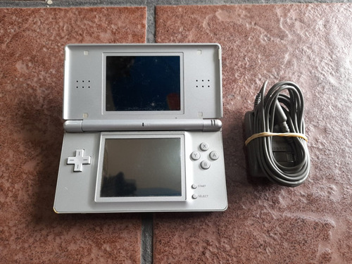 Nintendo Ds Lite Color Plata Con Stylus Y Cargador Original.