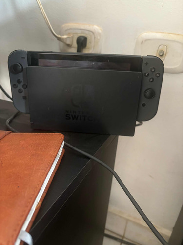 Nintendo Switch Liberada + Dos Mandos + Pantalla Portátil