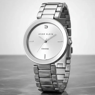 Reloj Anne Klein Para Dama Ak/1363svsv Caja Acero Cepillado/pulido 32 Mm, Pulsera De Acero Plateada, Dial Con Diamante, Cuarzo, Cristal Mineral, Cierre Plegable, 3 Atm, Vestir Elegante Plateado