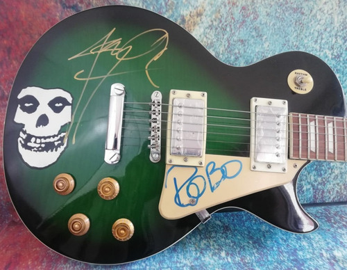 Guitarra Con Evidencia Firmado Por: Jerry Only Y Robo Sgn