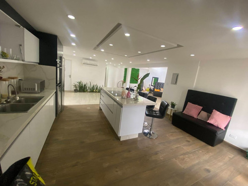 Josefina Toledo: Casa En Venta En El Trigal Sur, 324m², Bella Cocina Equipada, Pisos En Porcelanato, Calle Privada, 25065 - Imagen 2