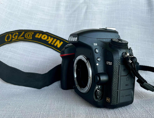 Camera Nikon D 750 6 Mil Clicks
