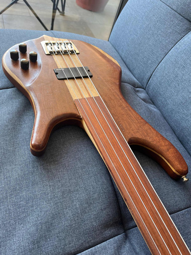 Bajo Fretless Arcis