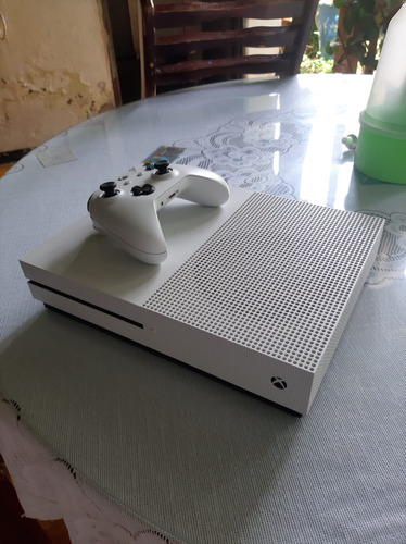 Microsoft Xbox One S 1tb Madden Nfl 17 Color  Blanco