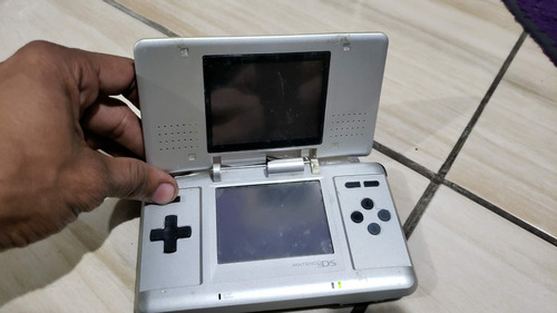 Nintendo Ds Primeiro Modelo. A Tela Pisca Mas Não Liga E A Tela Tá Solta. Tá Com Defeito!!  Carregador Nao Incluso.