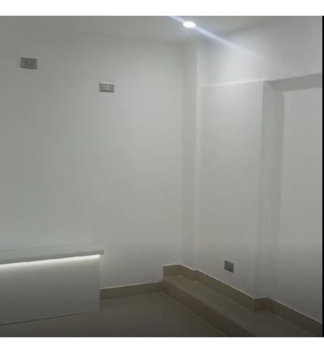 Venta De Local Remodelado En Centro De Lima - En Centro Comercial - Imagen 4